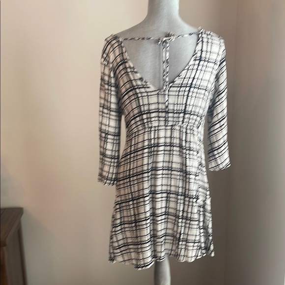 Carly Jean Los Angeles Black and White Tunic with V-Neck, size L - Picture 7 of 7